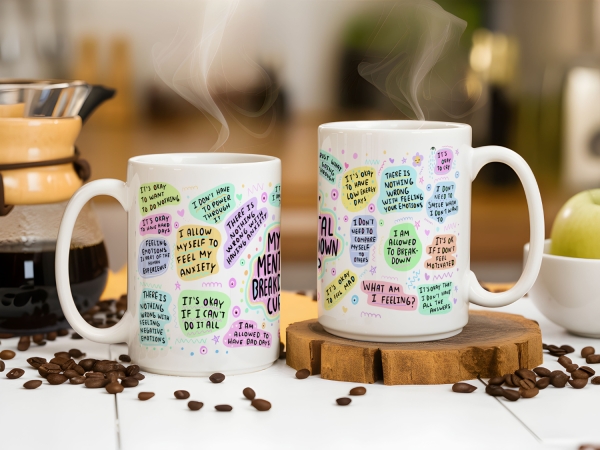 Zwei weiße Keramiktassen mit farbenfrohem Design und motivierenden Affirmationen zur mentalen Gesundheit. Die Tassen sind mit positiven und humorvollen Botschaften wie „My Mental Health Cup“ und „My Mental Breakdown Cup“ verziert. Perfekt für den Alltag,